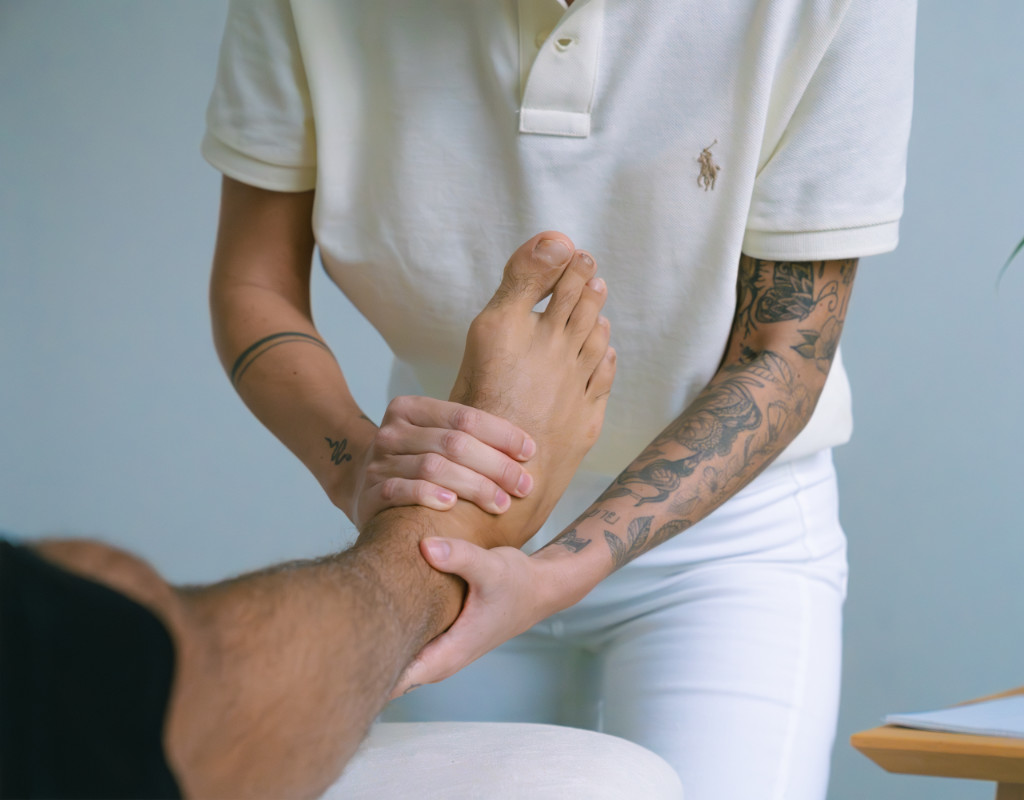 Osteopathische Behandlung des Fußes – manuelle Arbeit an Fußgelenk und Fußgewölbe